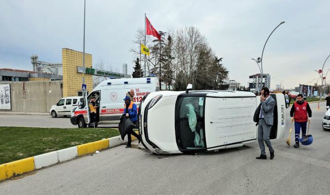 Otomobille çarpışan ticari aracın sürücüsü yaralandı