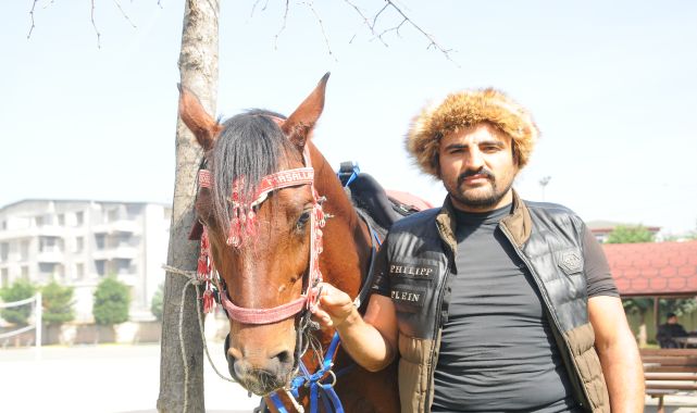 Oy vermeye atı ile geldi