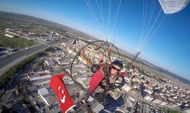 Paramotorla ‘Çanakkale şehitleri’ anısına saygı uçuşu yaptı