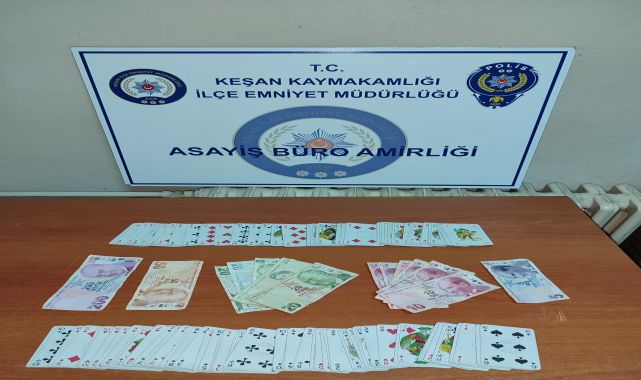 Ruhsatsız kıraathanede kumar oynayan 4 kişiye 25 bin 700 lira ceza