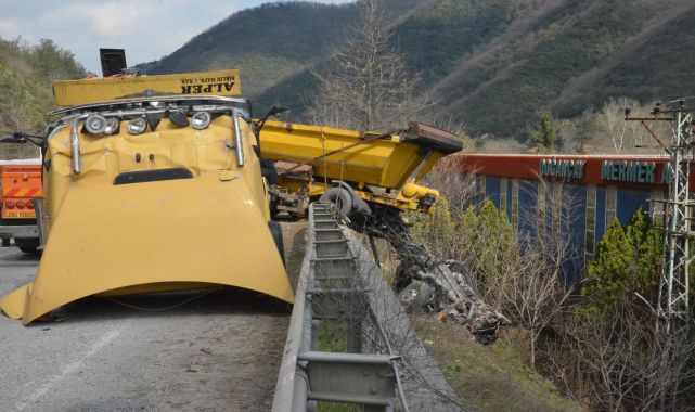 Şarampole devrilen kamyonun sürücüsü ağır yaralandı