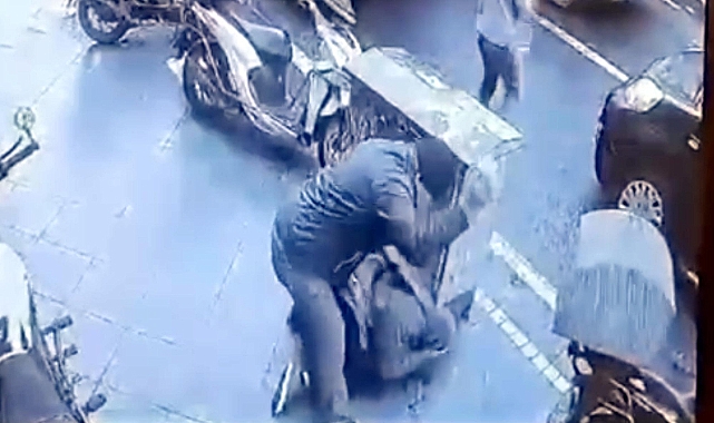 Sokakta Takip Ettiği Husumetlisinin Başına Taşla Vurdu