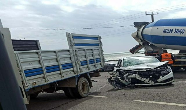 Sürücüsü 'U' dönüşü yapan kamyonete otomobil çarptı: 3 yaralı