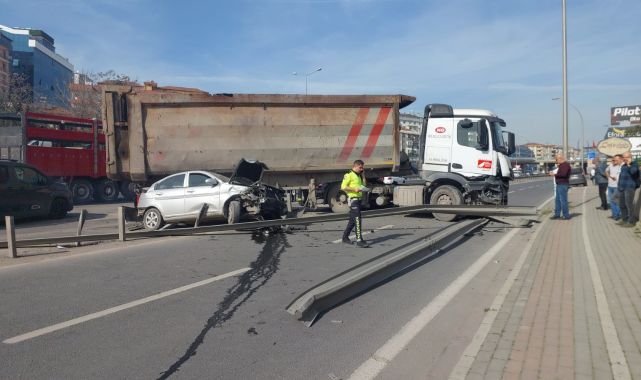 TIR park halindeki otomobile çarptı, kapanan yolda kilometrelerce kuyruk oluştu