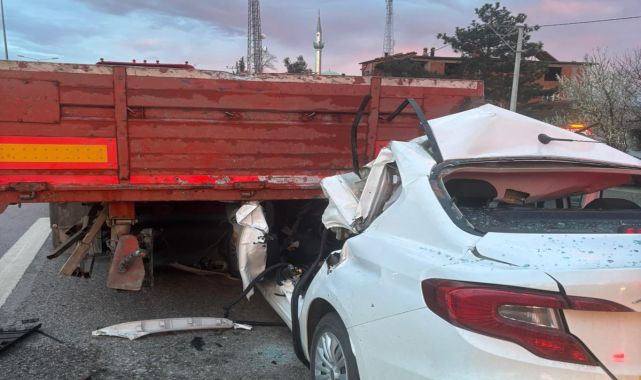 TIR'a çarpan otomobilin sürücüsü öldü