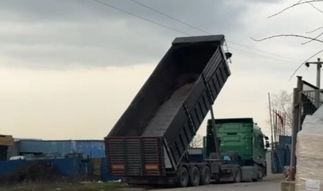TIR'ın damperi yüksek gerilim hattına temas edince sürücü akıma kapıldı