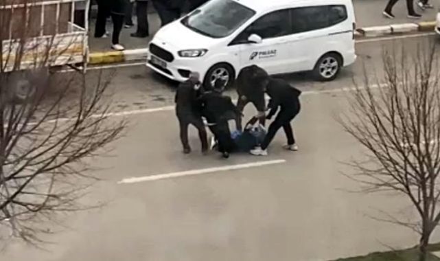 Trafik tartışmasında motosikletliye darp kamerada