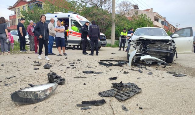 14 yaşındaki çocuk, babasından izinsiz aldığı otomobille 2 araca çarptı: 3 yaralı