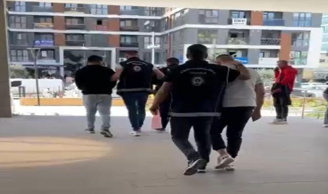 158 suçtan aranan babayla oğlunu, yurt dışına kaçırmaya çalışanlar yakalandı