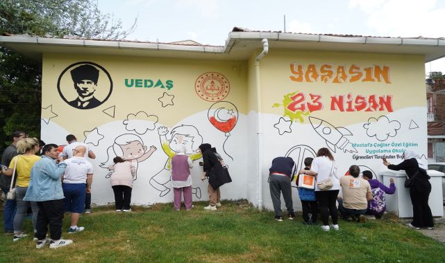23 Nisan’ı, trafo duvarını tuvale çevirerek kutladılar