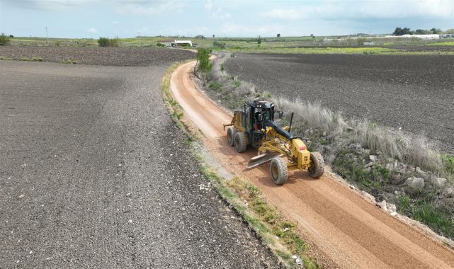Balıkesir'de tarla yolu düzenleme çalışmaları sürüyor