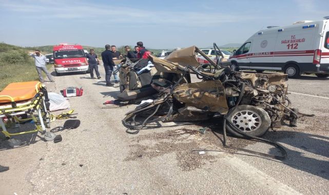 Balıkesir'de TIR'la çarpışan otomobil demir yığınına döndü; sürücü yaralandı, eşi ile oğlu öldü