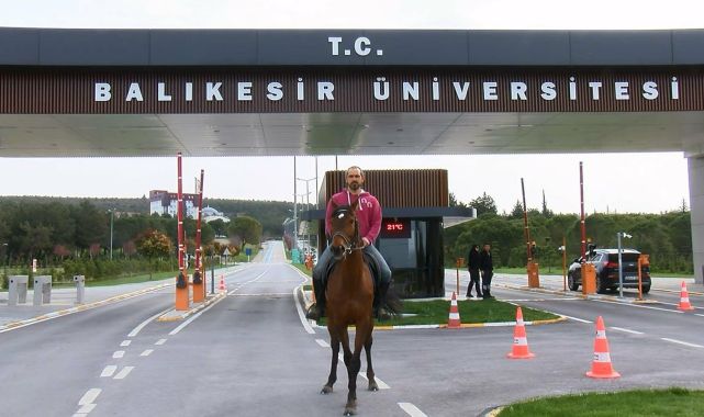 Balıkesir'in atlı profesörü