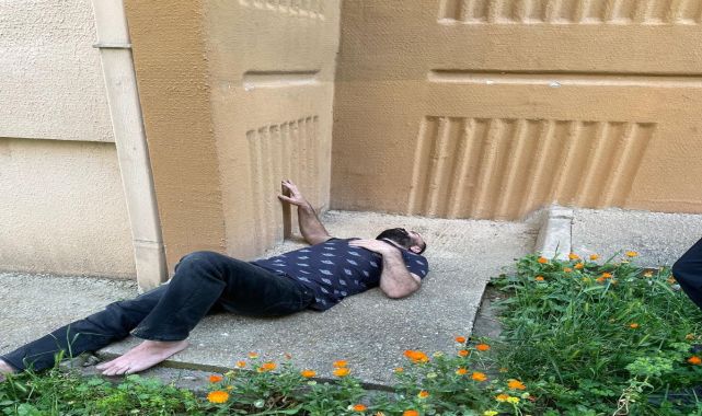 Balkondan sarkarak polisten kaçmaya çalışan şüpheli, 3'üncü kattan düşüp yaralandı