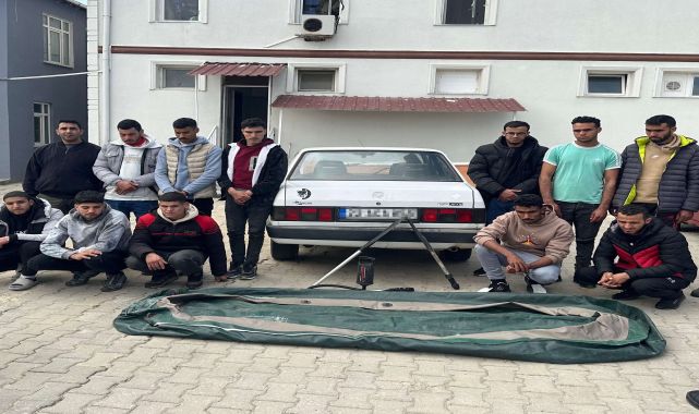 Bot ile Yunanistan’a gitmeye çalışan 15 göçmen ile 2 organizatör yakalandı