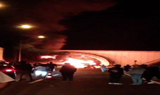 TÜPRAŞ işçilerinin taşındığı servis otobüsü seyir halindeyken alev aldı; o anlar kamerada