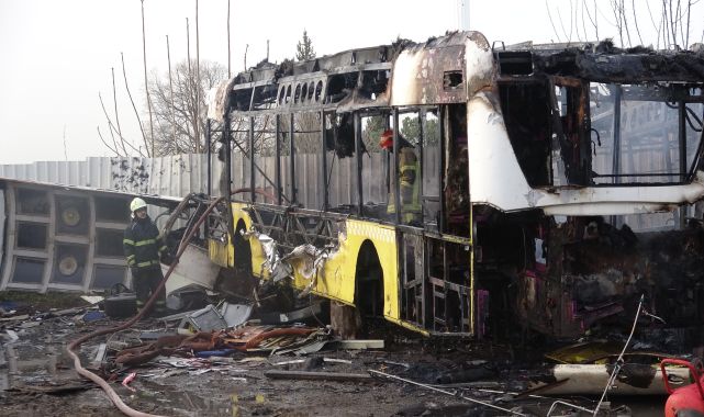 Bursa'da hurdalıkta çıkan yangında 6 otobüs alev alev yandı