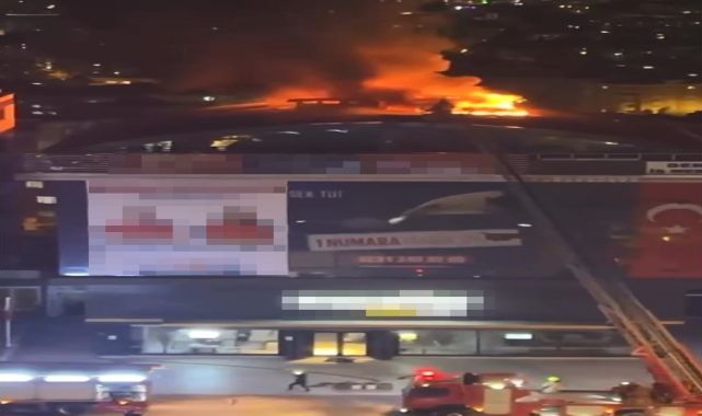 Bursa'da, iş merkezinin çatısında çıkan yangın korkuttu
