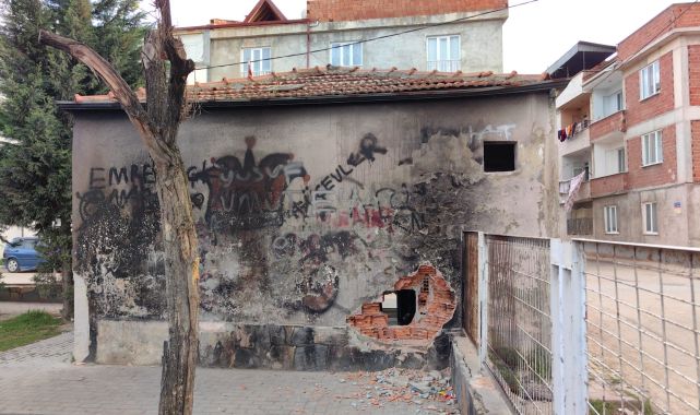 Bursa'da mazbatasını alan muhtar, hasarlı muhtarlık binası ile karşılaştı