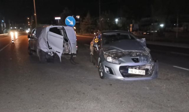 Bursa'da otomobil ile hafif ticari araç çarpıştı: 9 yaralı