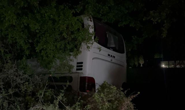 Bursa'da servis otobüsü yol kenarındaki araziye girdi