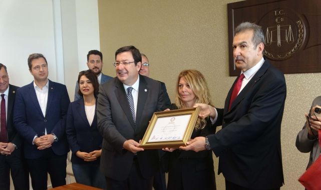 Çanakkale Belediye Başkanı Erkek, mazbatasını aldı