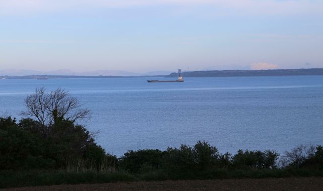 Çanakkale Boğazı'nda yanan gemi, liman bölgesine demirletildi
