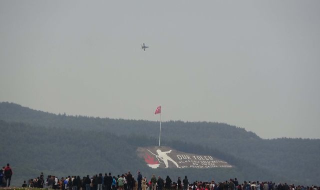 Çanakkale'de 23 Nisan'da Ata'ya çelenk sundular