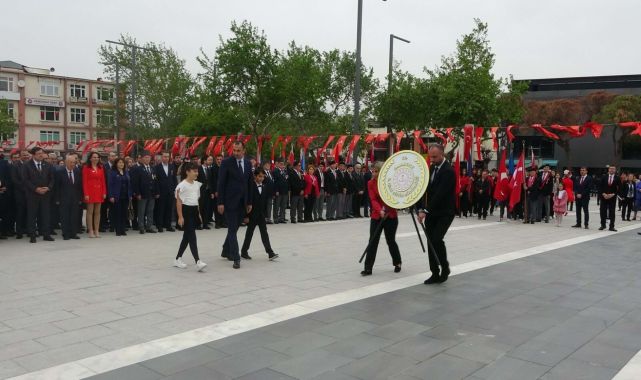 Çanakkale'de 23 Nisan'da Ata'ya çelenk sundular