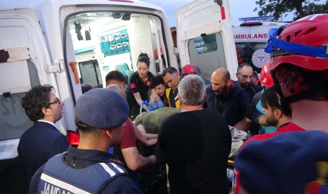 Çanakkale'de çeşme için suyolu kazısında toprak kaydı; 2 kişi kurtarıldı, 1 kişi mahsur