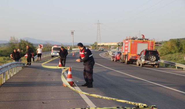 Çanakkale&#039;de motosiklet, bariyerlere çarptı: 2 ölü