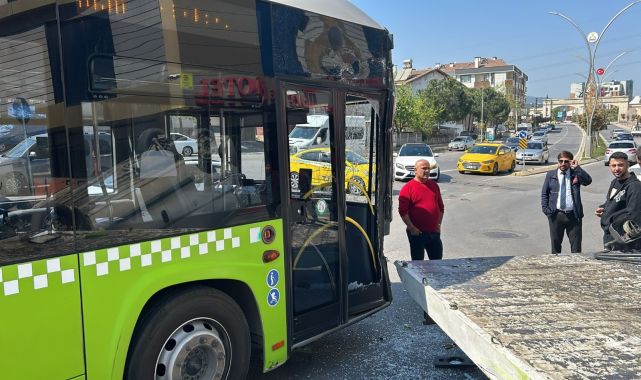 Çekicideki hafif ticari araç, otobüsün üzerine düştü