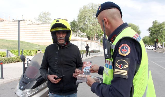 Edirne'de trafik ve jandarma ekiplerinden sürücülere 'kask farkındalığı' denetimi