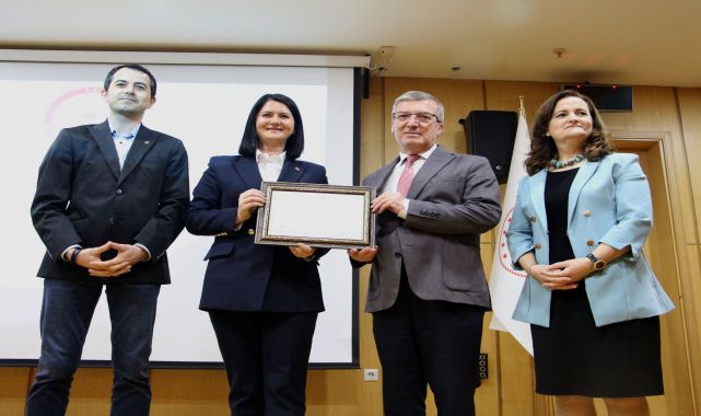 Edirne'nin ilk kadın Belediye Başkanı Filiz Gencan Akın, mazbatasını aldı