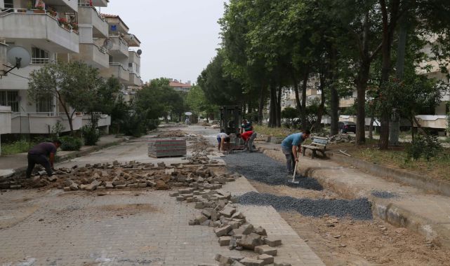 Edremit'te altyapı çalışmaları nedeniyle bozulan yollar yenileniyor