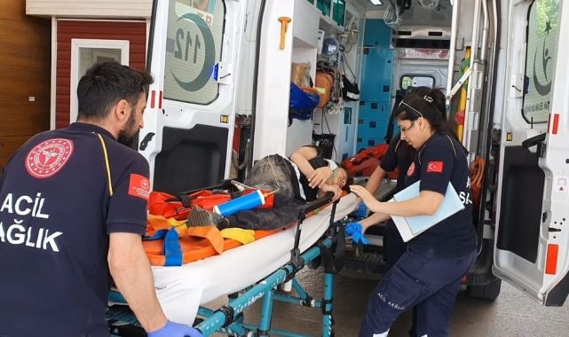 Hafif ticari aracın çocuğa çarptığı kaza, kamerada