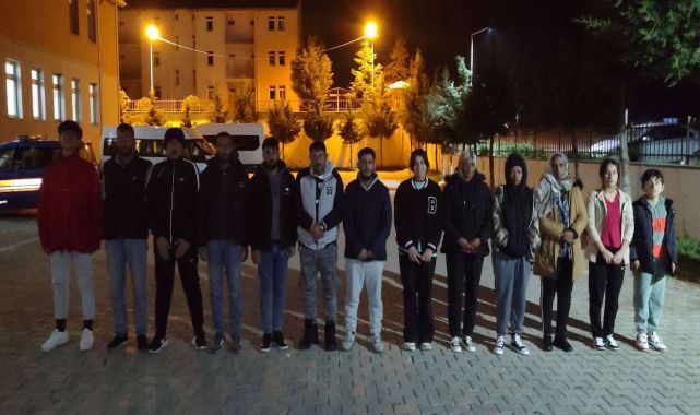 Hafif ticari araçtaki 13 kaçak göçmen ile 1 organizatör yakalandı