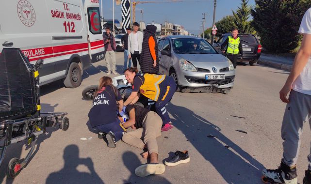 İki otomobille çarpışan motosikletli yaralandı; kaza kamerada
