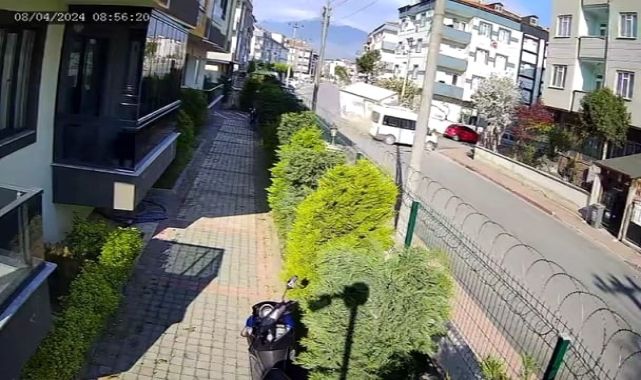 Kamyonet, minibüse yandan çarpıp devrildi; 3 yaralı