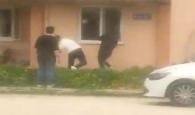 Kavgada bıçaklanan kadın, oğlu ve yeğeni, şüphelinin evine ve otomobiline zarar verdi