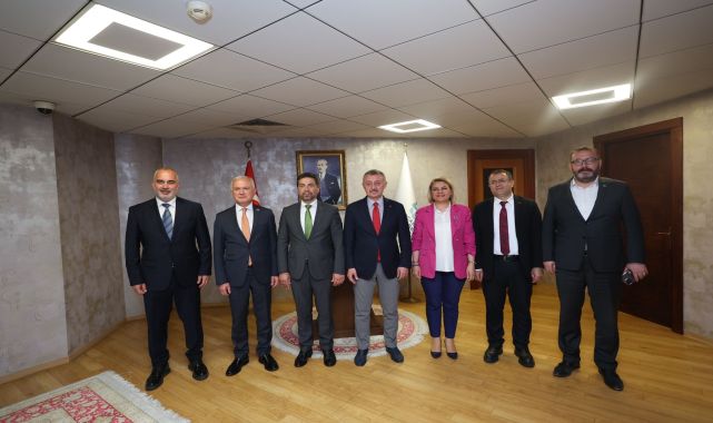 Kocaeli Büyükşehir ile İzmit Belediyesi ekiplerinin 'yol yapım' kavgası