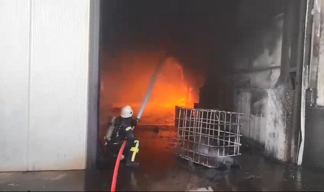 Kocaeli'de madeni yağ fabrikasında yangın