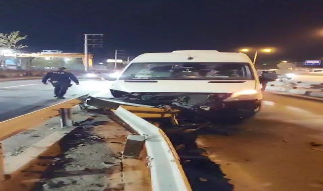Kocaeli'nde işçi servisi bariyere çarptı: 5 yaralı