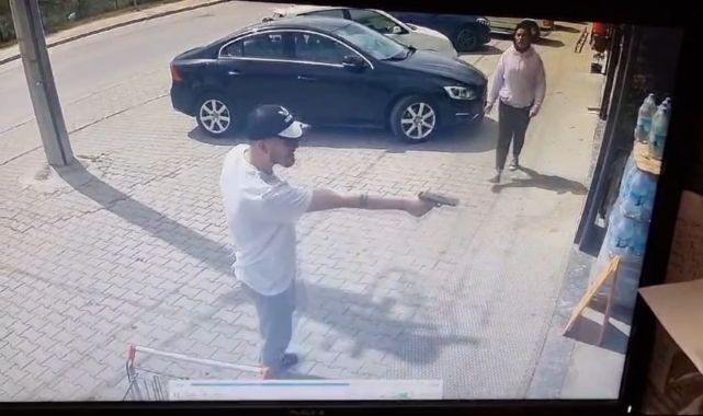 Markette çalışan husumetlisini tabancayla vurduğu anlar kamerada