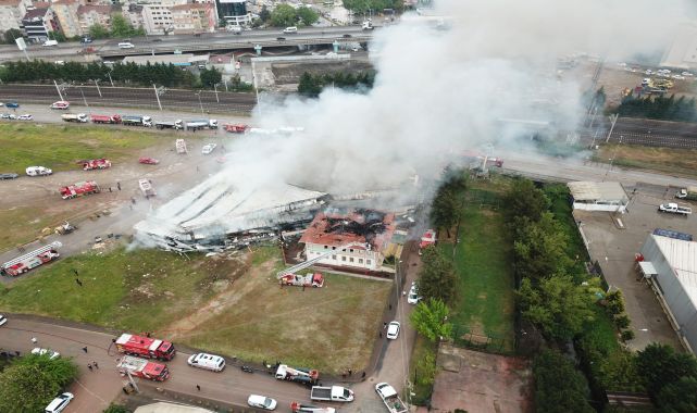Markette çıkan yangın, belediyenin sosyal tesisine sıçradı