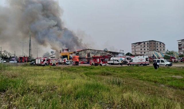 Markette çıkan yangın, belediyenin sosyal tesisine sıçradı