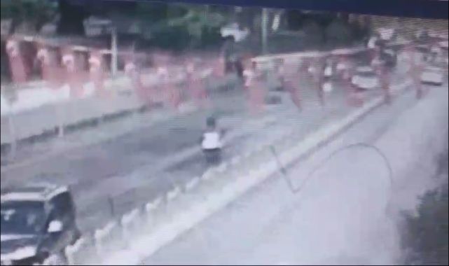 Motosikletin yayaya çarptığı kaza kamerada: 2 yaralı