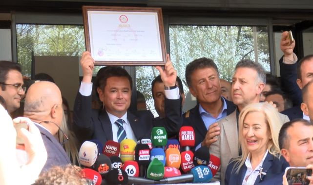 Osmangazi Belediye Başkanı Erkan Aydın mazbatasını aldı