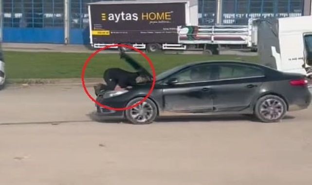 Otomobilin motor kısmına oturup seyir halindeyken arızayı bulmaya çalıştı