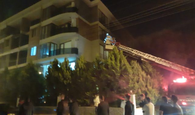 Otoparktaki otomobil yangını endişe yarattı, 52 dairelik bina tahliye edildi